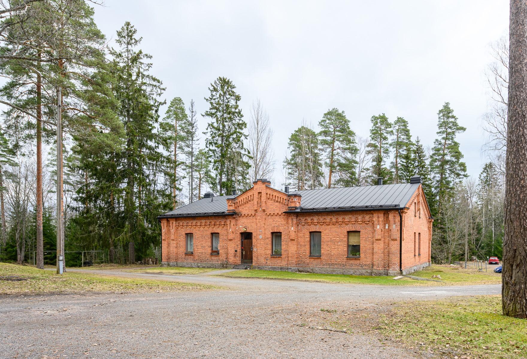 Kaunis kaksio kulttuuriympäristössä Riihimäen varuskunnan alueella. Alunperin upseereiden käyttöön suunniteltu rakennus on valmistunut vuonna 1912.