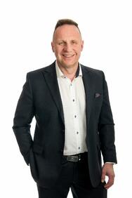 yrittäjä, toimitusjohtaja, kiinteistönvälittäjä, LKV, rakennusinsinööri Timo Lampi