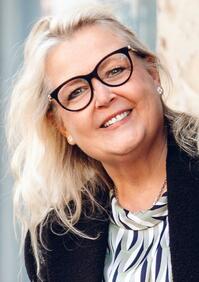 Yrittäjä, tj, kiinteistönvälittäjä, LKV, LVV, alalla 27 vuotta Maarit Pietarila