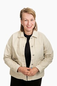 laillistettu kiinteistönvälittäjä, LKV, maanmittaustekniikan insinööri (AMK) Johanna Kumpulainen
