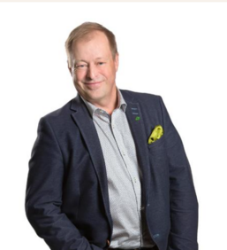 Yrittäjä, LKV, YKV, AKA (a), YKV = ylempi kiinteistönvälitysalan koulutus ja tutkinto , AKA (a) = auktorisoitu kiinteistöarvioija, LKV = laillistetun kiinteistövälittäjän tutkinto (v.1987), mIS = markkinointi-instituutin isännöitsijätutkinto Aaro Tanskanen
