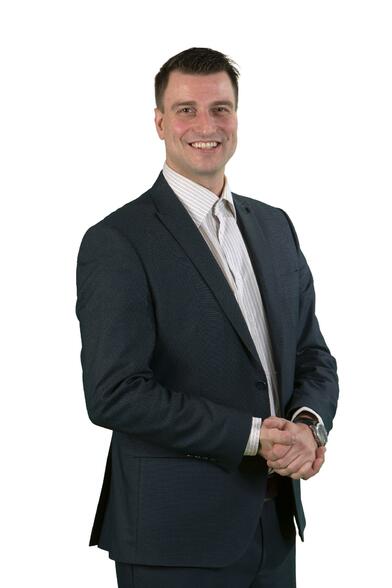 Yrittäjä, kiinteistönvälittäjä, kaupanvahvistaja, LKV Niko Merikko