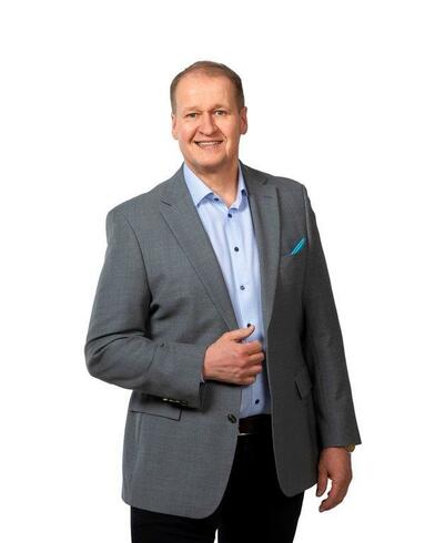 Yrittäjä, kiinteistönvälittäjä, vastaava hoitaja, LKV Isto Heikura