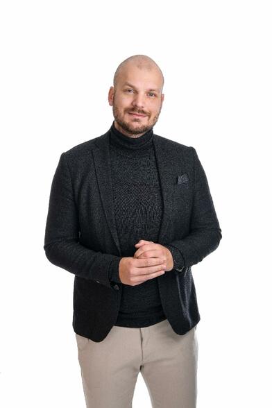 Myyntineuvottelija, vuokraus Saku Sinkkonen