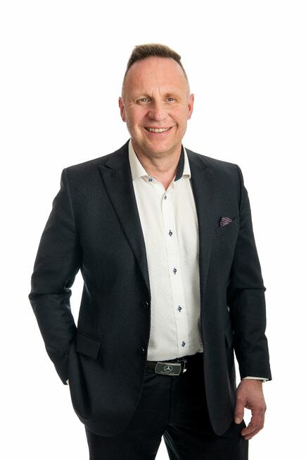 Yrittäjä, toimitusjohtaja, kiinteistönvälittäjä, LKV, rakennusinsinööri Timo Lampi