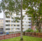 Taloyhtiön vieressä viihtyisä puistoalue.