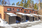 Taloyhtiö puistometsän laidassa.