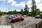 Parkkipaikalla on mahdollista ladata autoa.