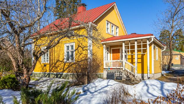 Rautatienkatu 5, Asemantausta, Hämeenlinna