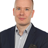 yrittäjä, kiinteistönvälittäjä LKV, kaupanvahvistaja Visa Suojanen