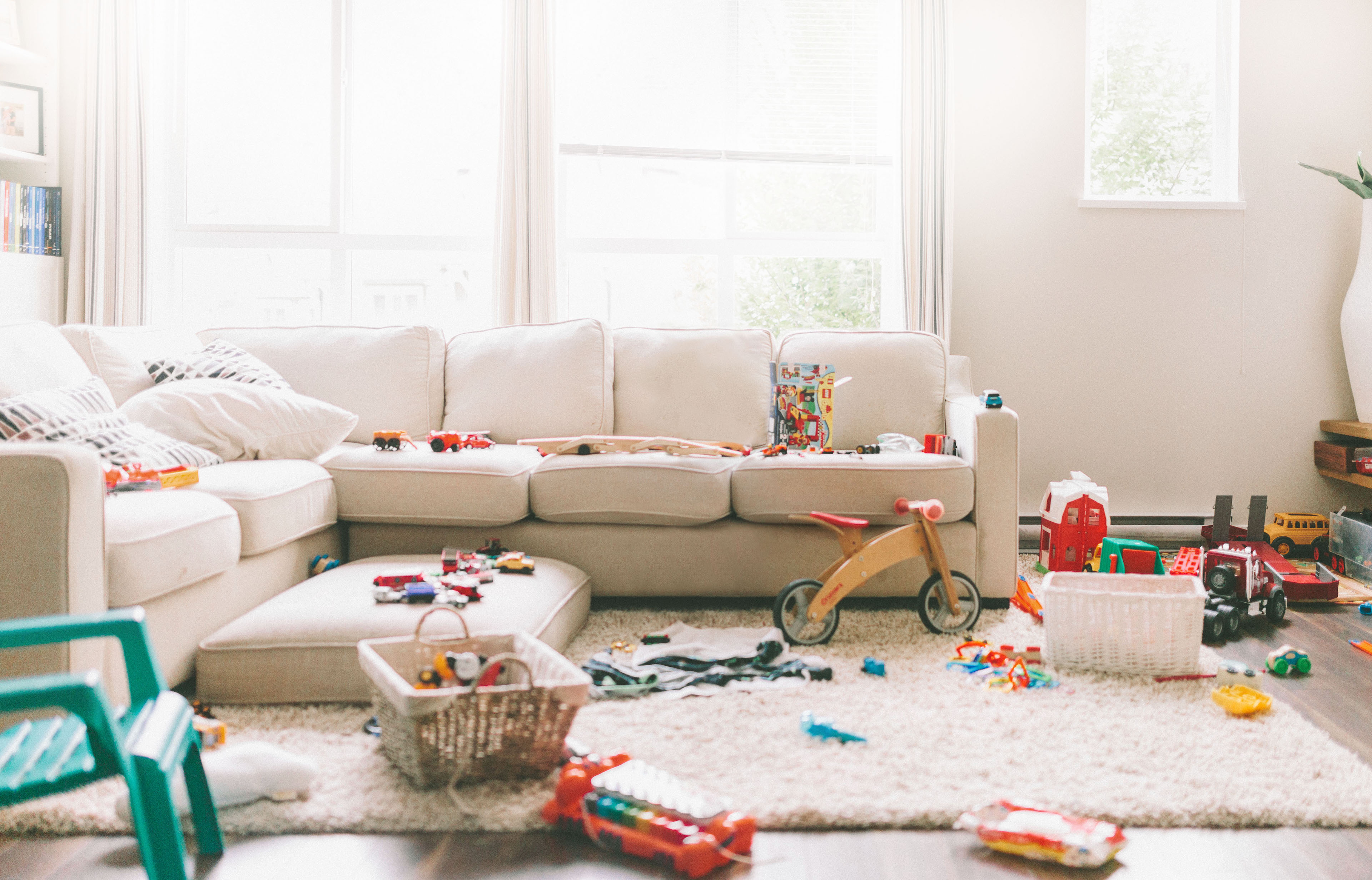 Собака на берегу моря. Live in your world play in ours слоган. Дети играют в твистер. Радостный ребенок в комнате. And more in your playing.