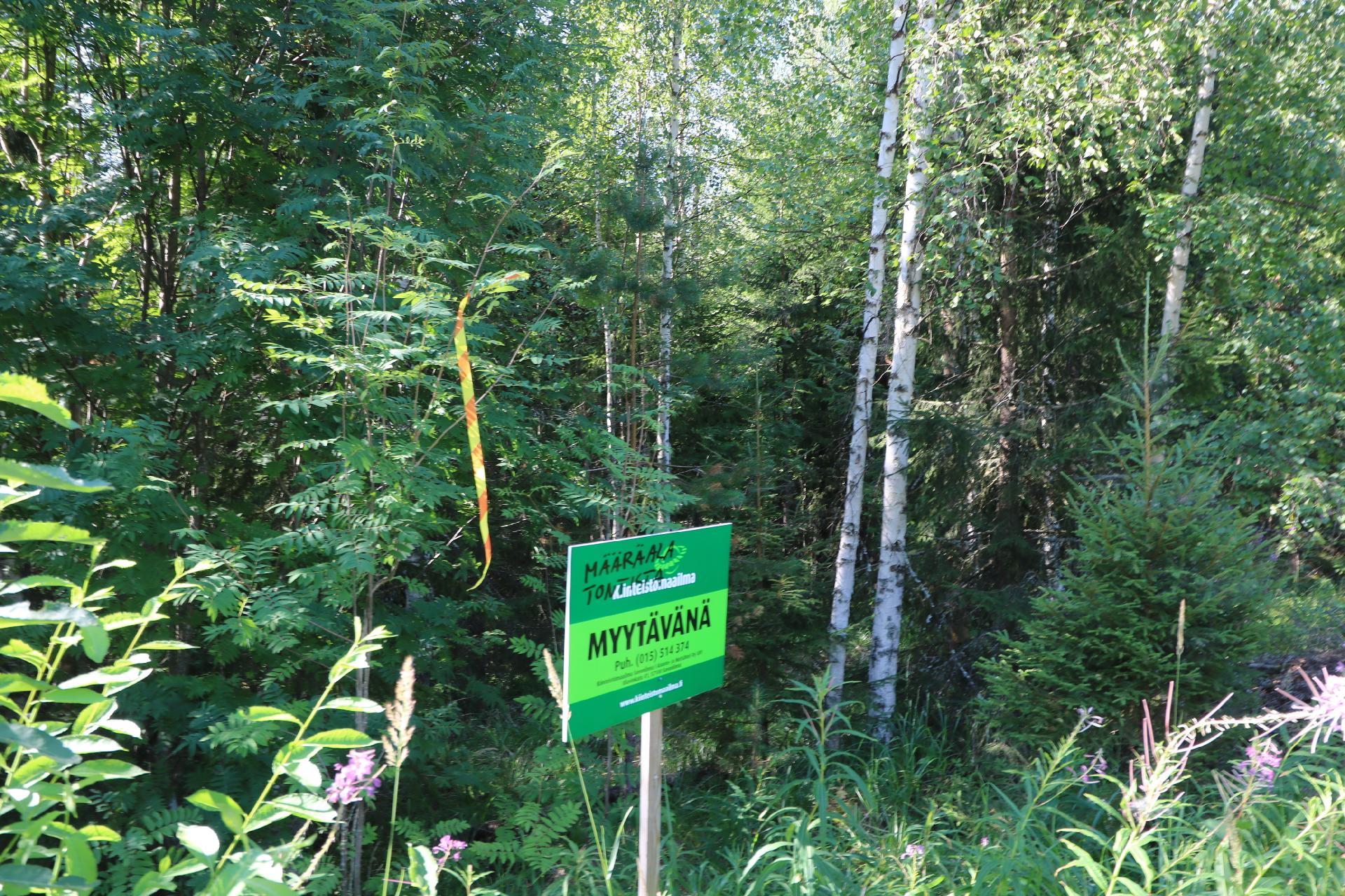 Myyntikyltti tien varressa