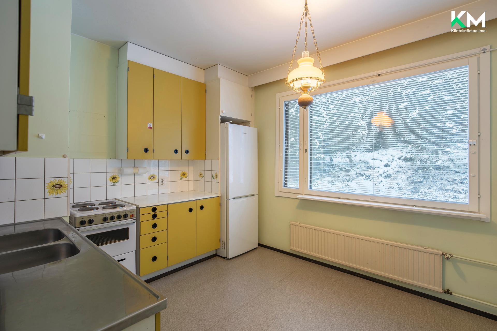 Keittiöön mahtuu ruokapöytä