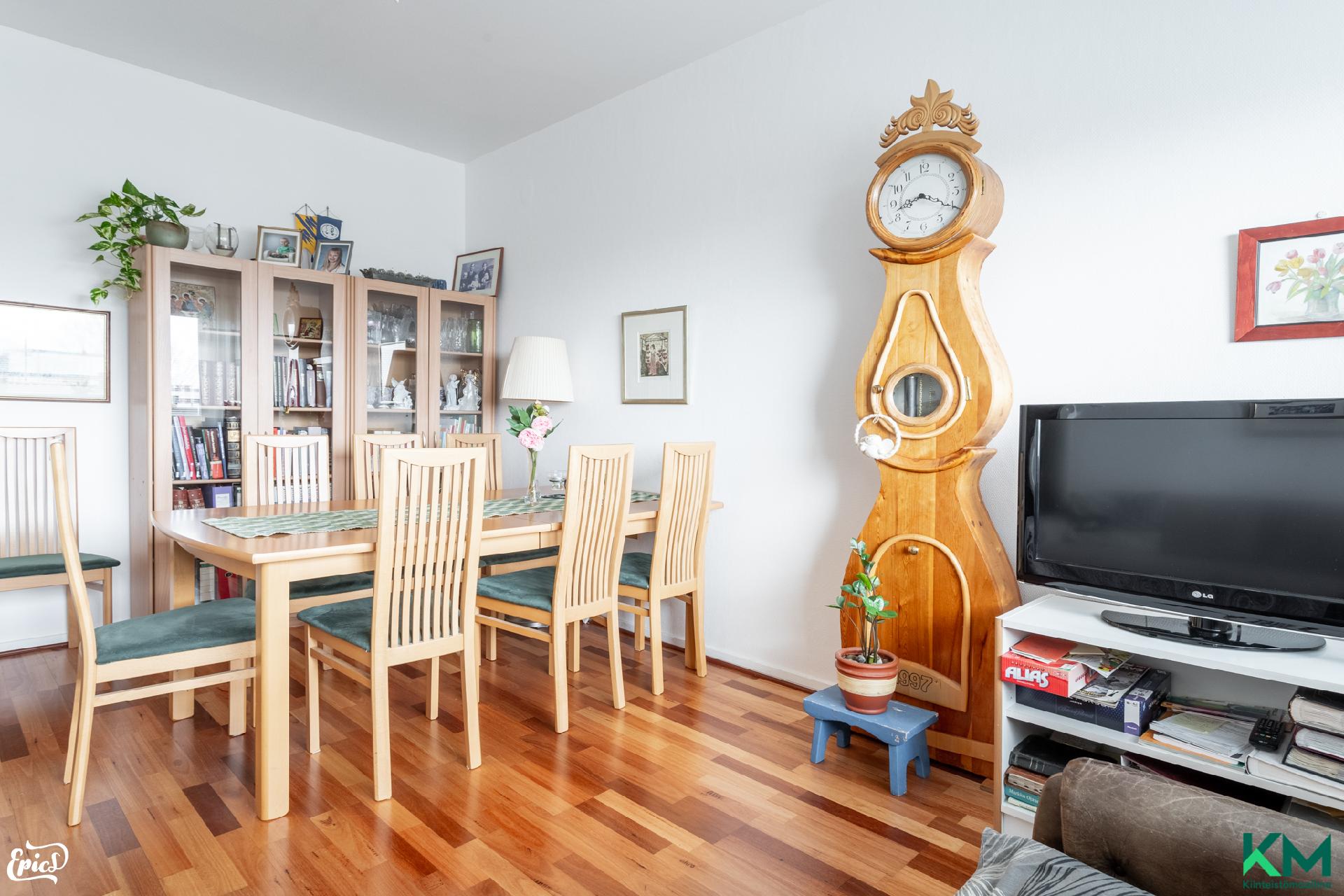 tilaavaan olohuoneeseen mahtuu hyvin ruokailutilakin