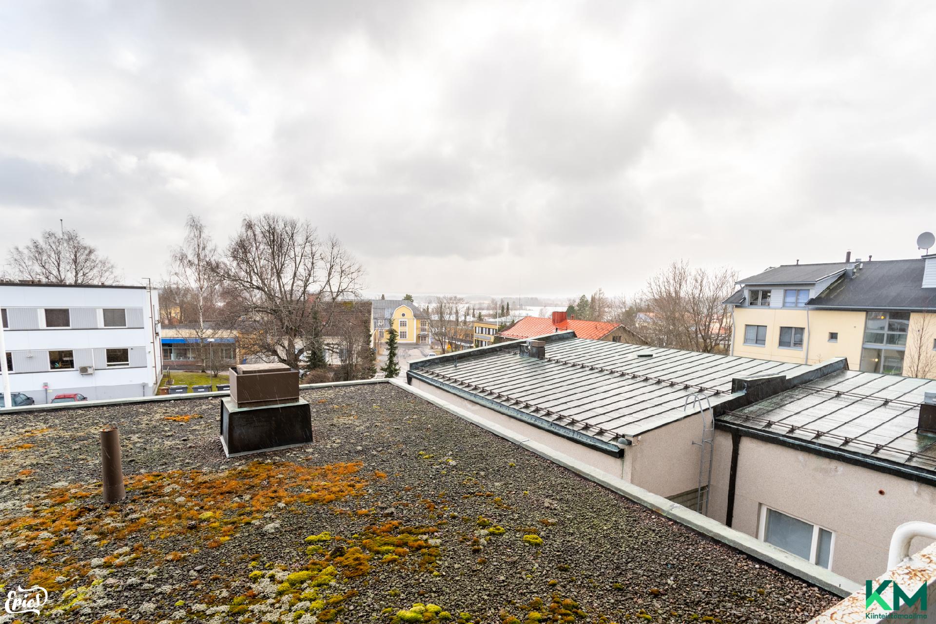 parvekkeelta avarat näkymät, Kyrösjärvikin pilkottaa