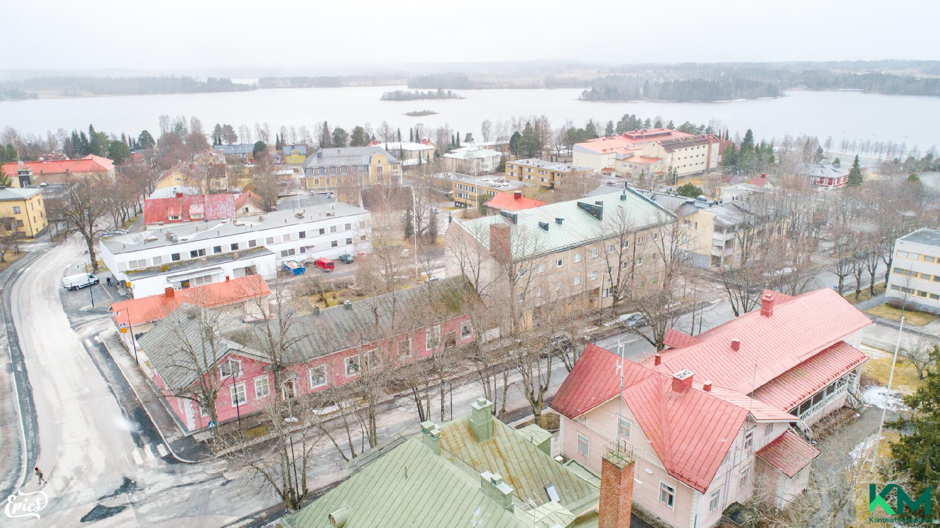 wanha kauppala sijaitsee upealla paikalla Kyrösjärven ympäröimällä kannaksella