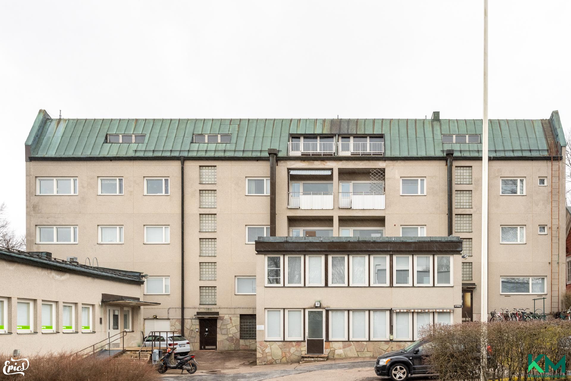 talo takapihan puolelta