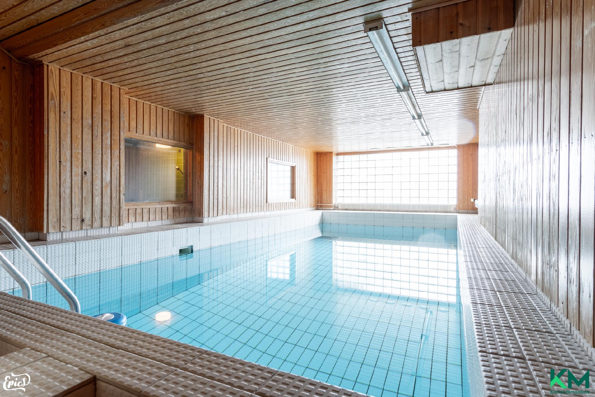 taloyhtiön uima-allas...