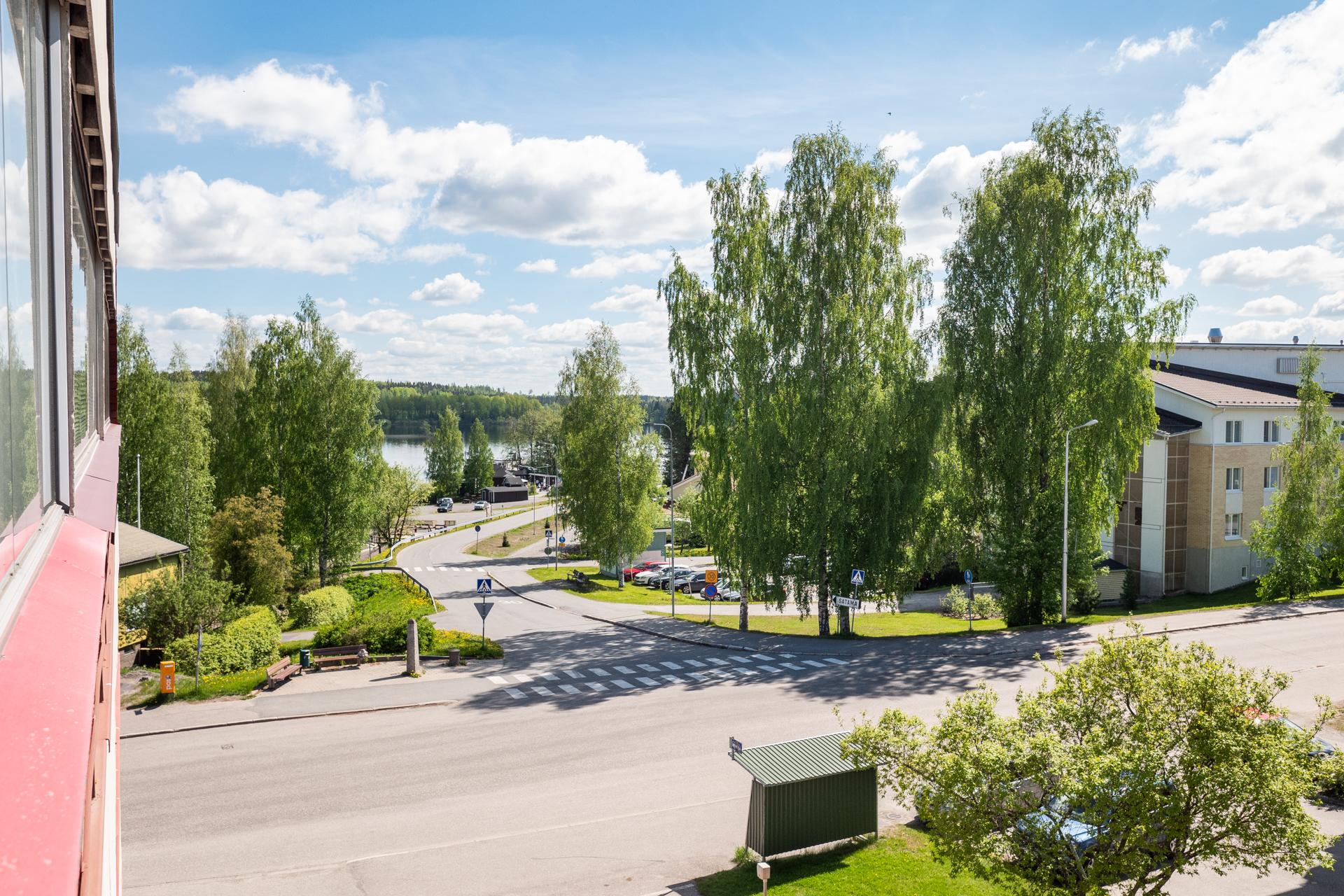 Parvekkellta näkymä satamaan