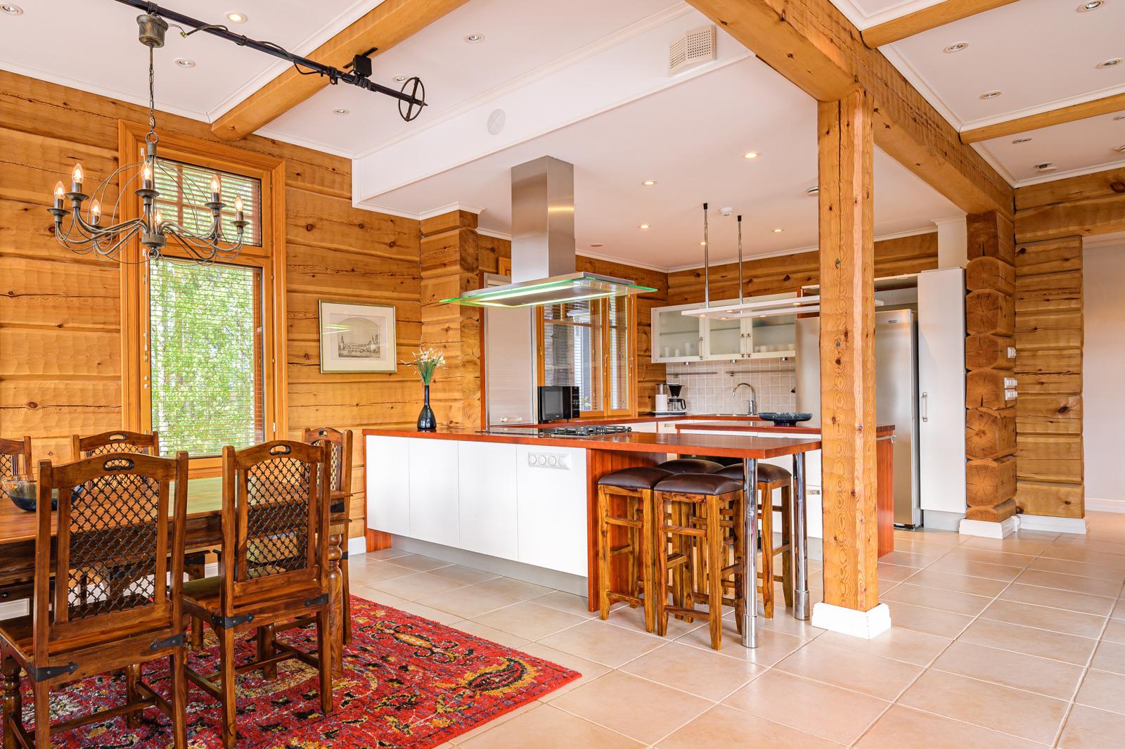 Keittiön ja ruokailutilan välissä suurehko saareke