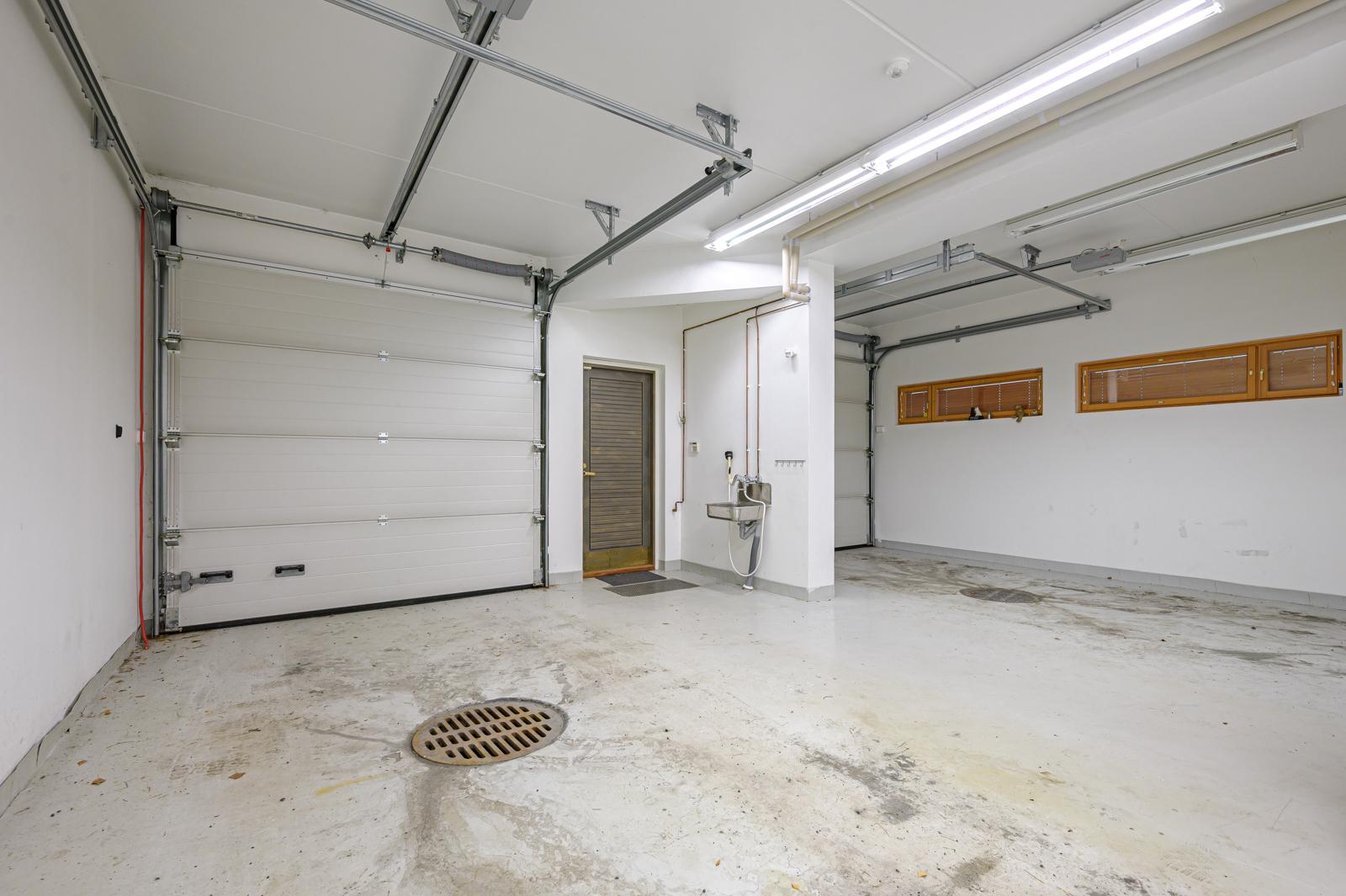 Autotalli kahdelle autolle