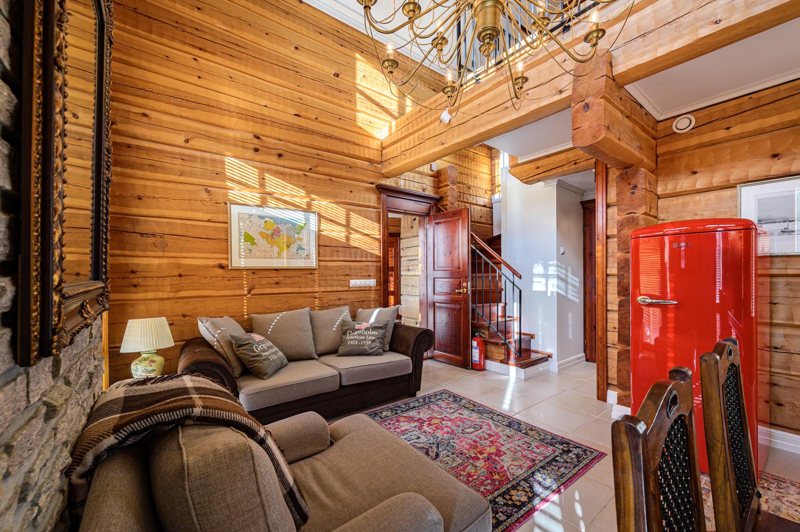 Saunaosaston oleskelutila, parvella lisäksi makuutilat neljälle