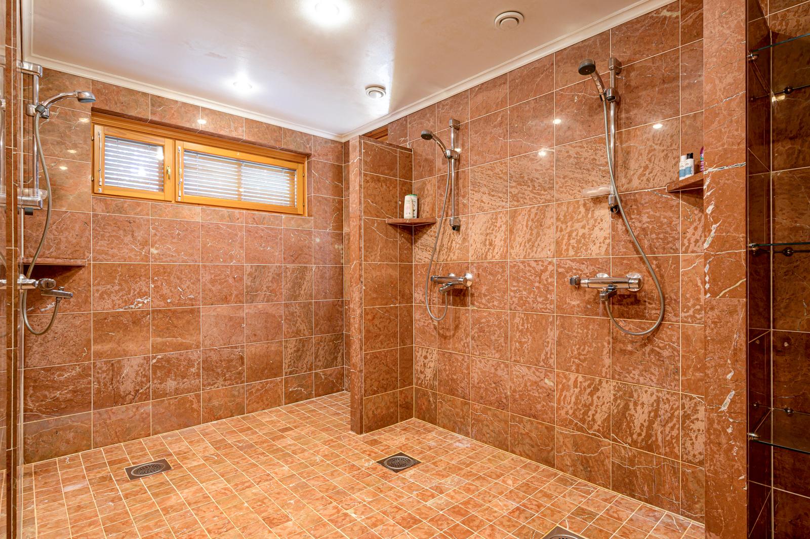 Saunan pesuhuone kolmella suihkulla, varaus myös ammeelle