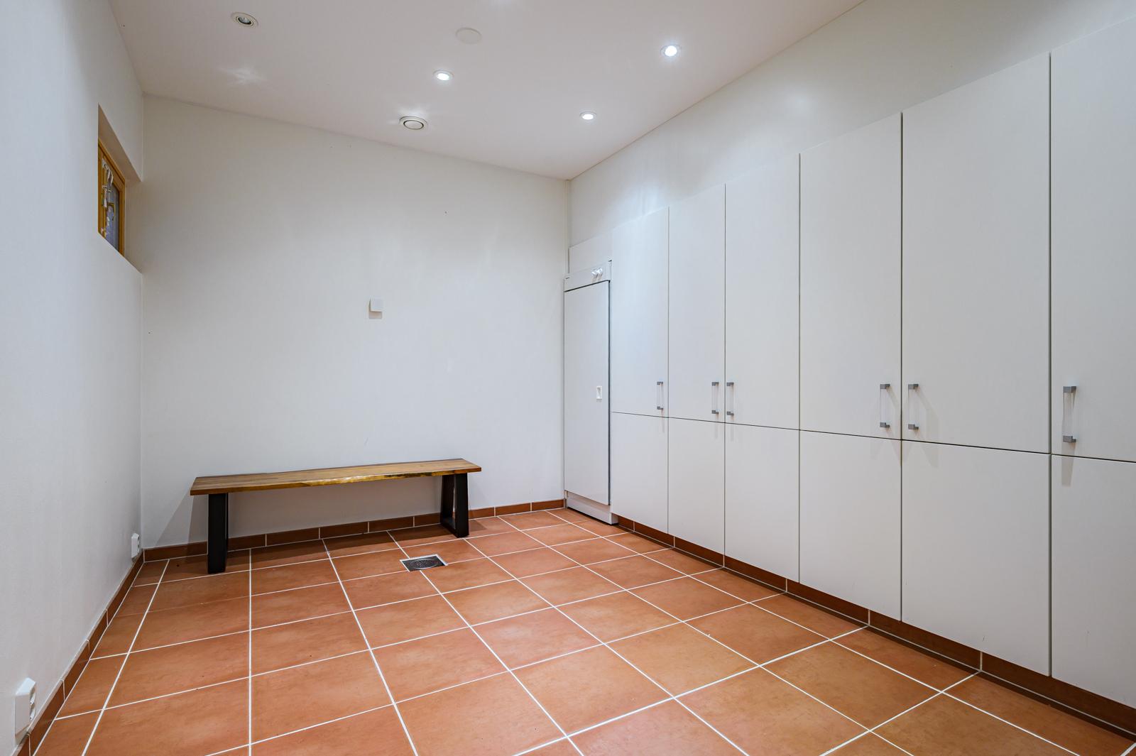 Pukeutumistila, varastotila varustettuna kuivauskaapilla