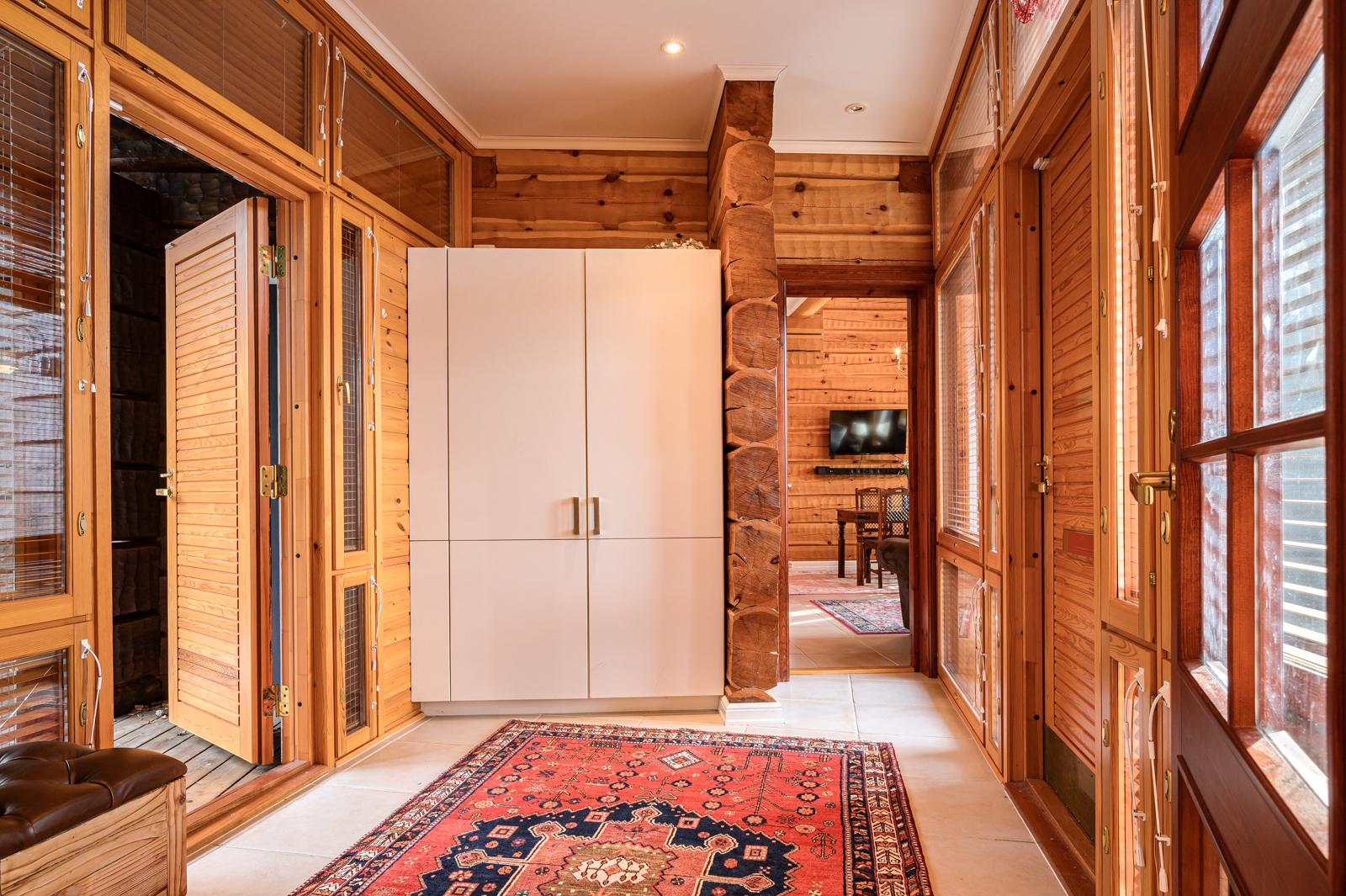 Pääsisäänkäynnin eteinen josta käynti saunaosastolle ja päärakennukseen