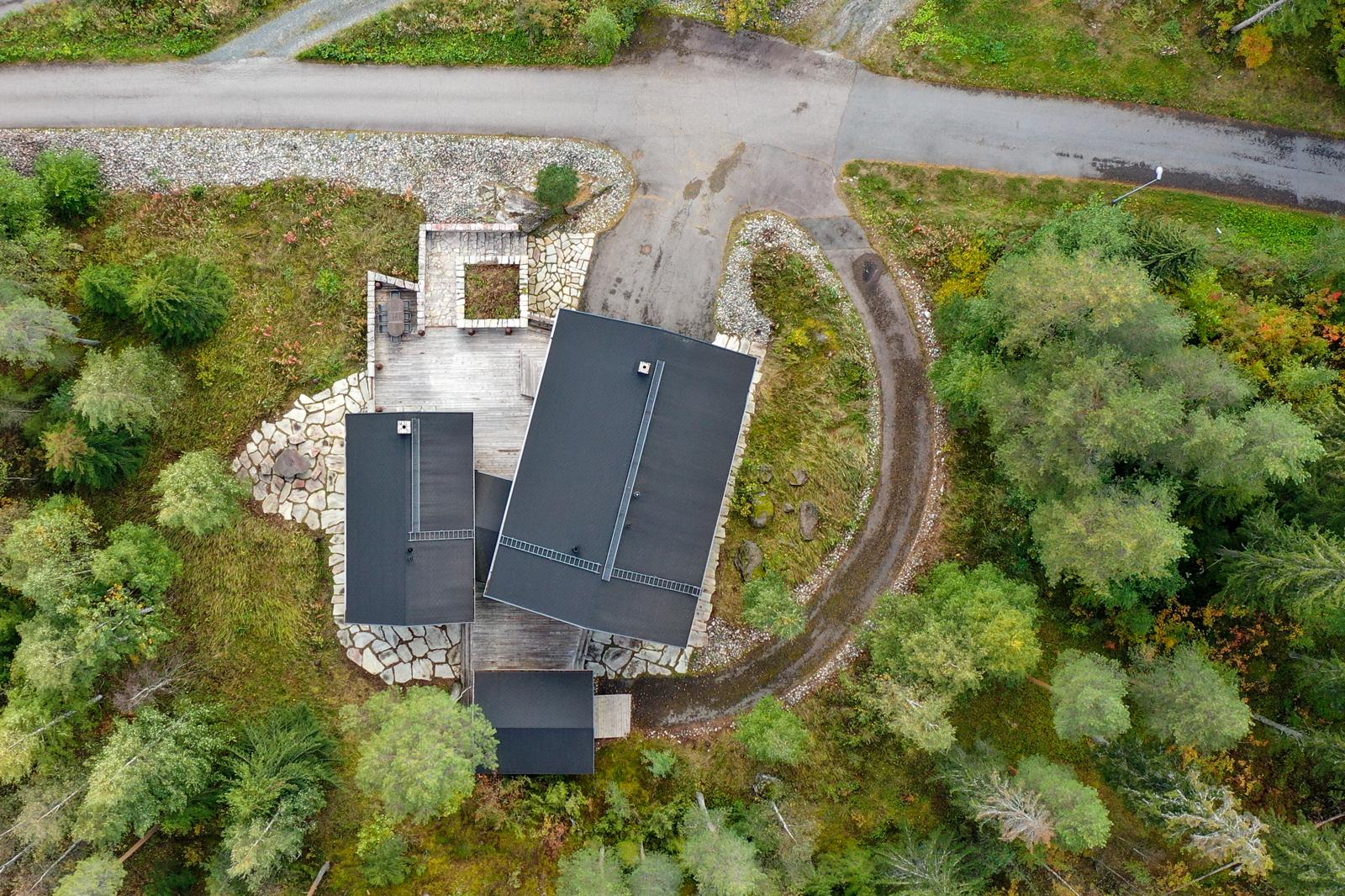 Rakennuksen pohjoispuolelta on ajoyhteys varastorakennukseen/ kelkkatalliin