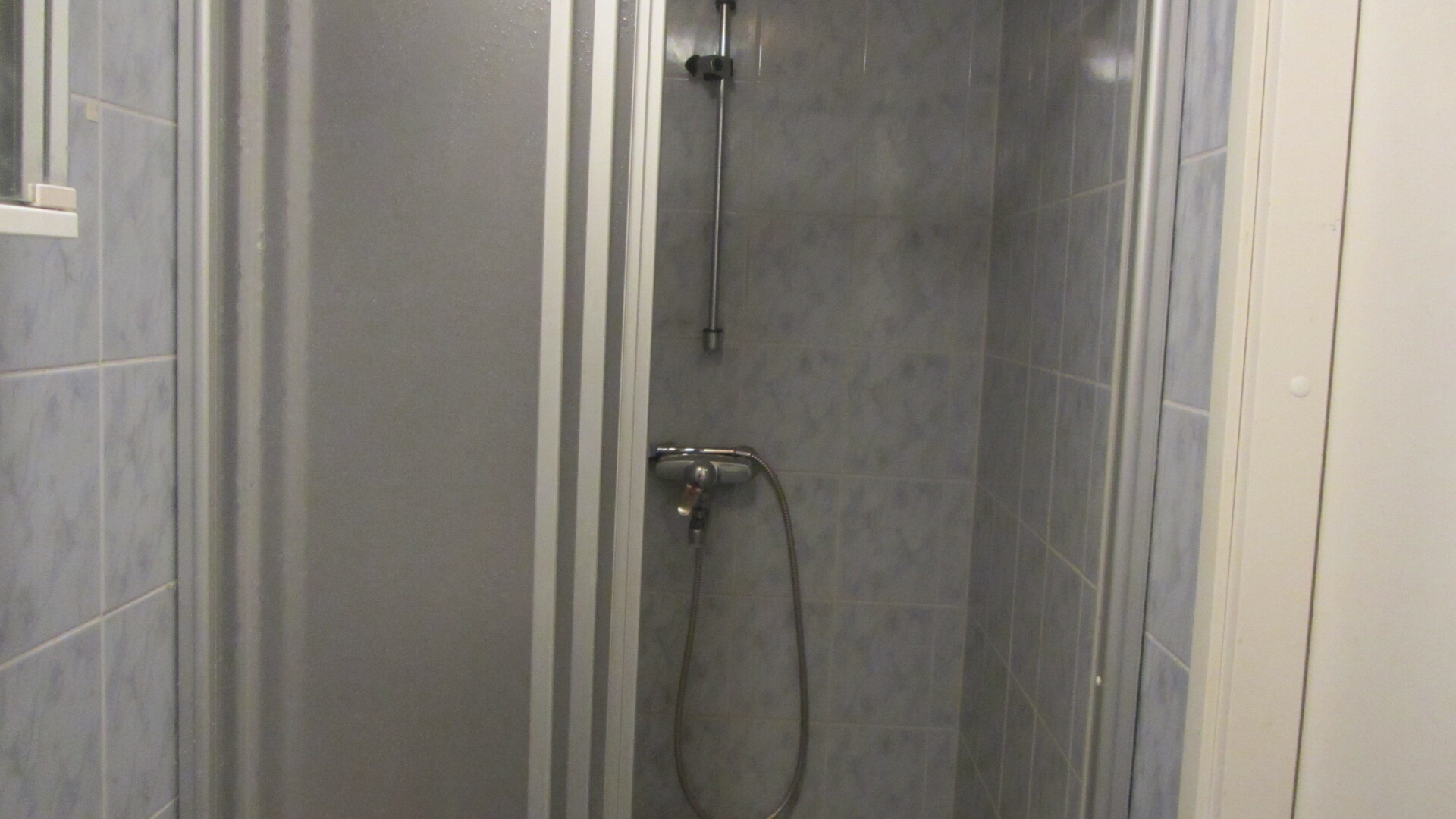 keskikerroksen suihku