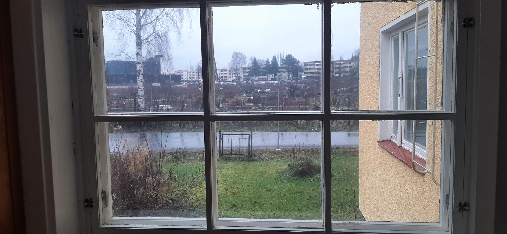 Vanhan talon kuistista näkymä