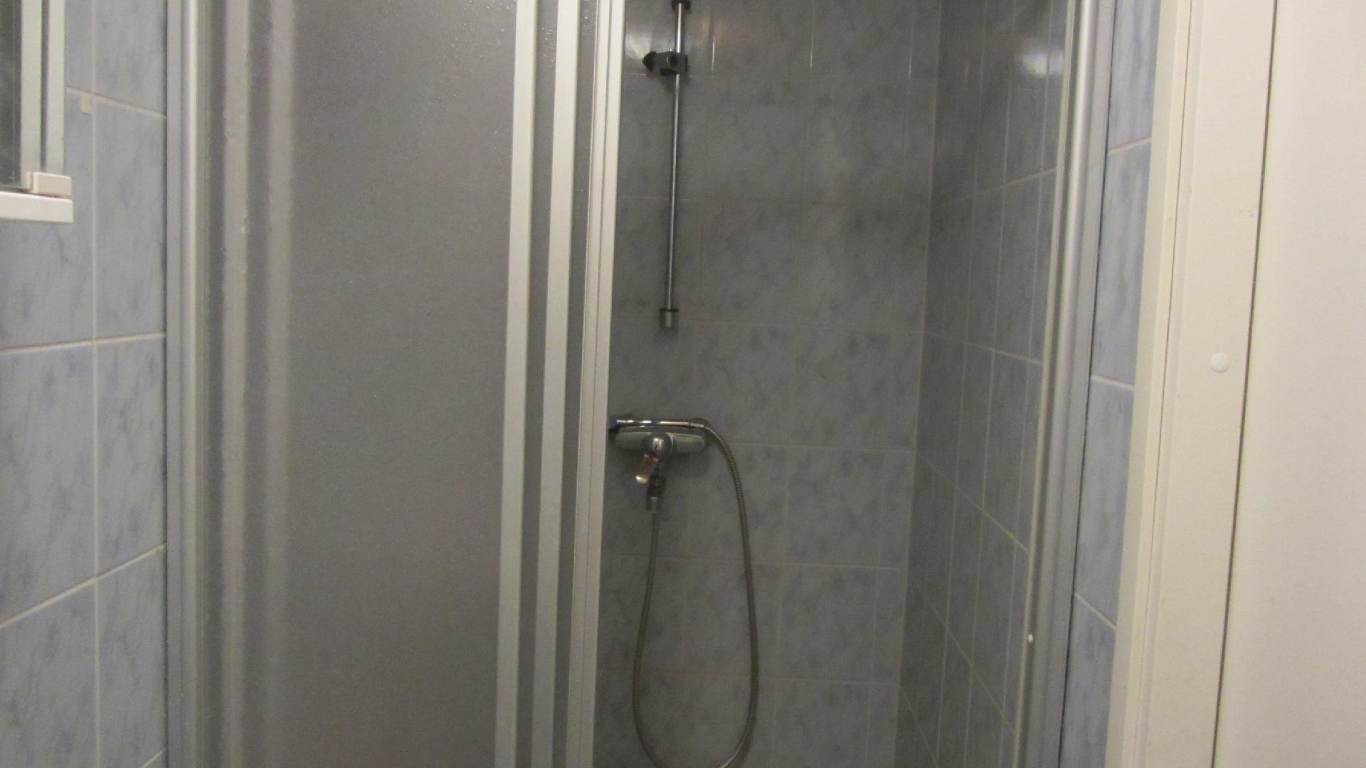 keskikerroksen suihku