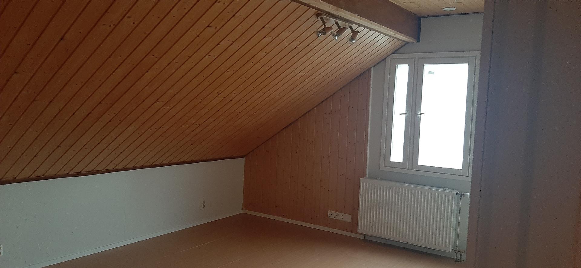 yksi vanhan talon makuuhuone