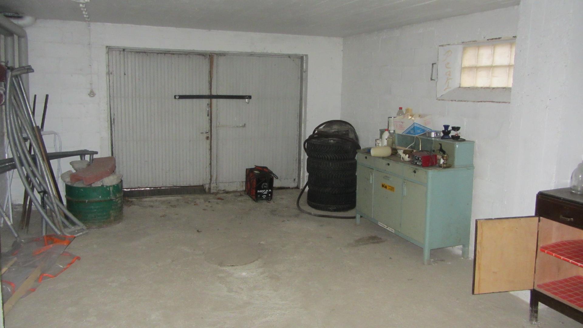 vanhan talon autotalli