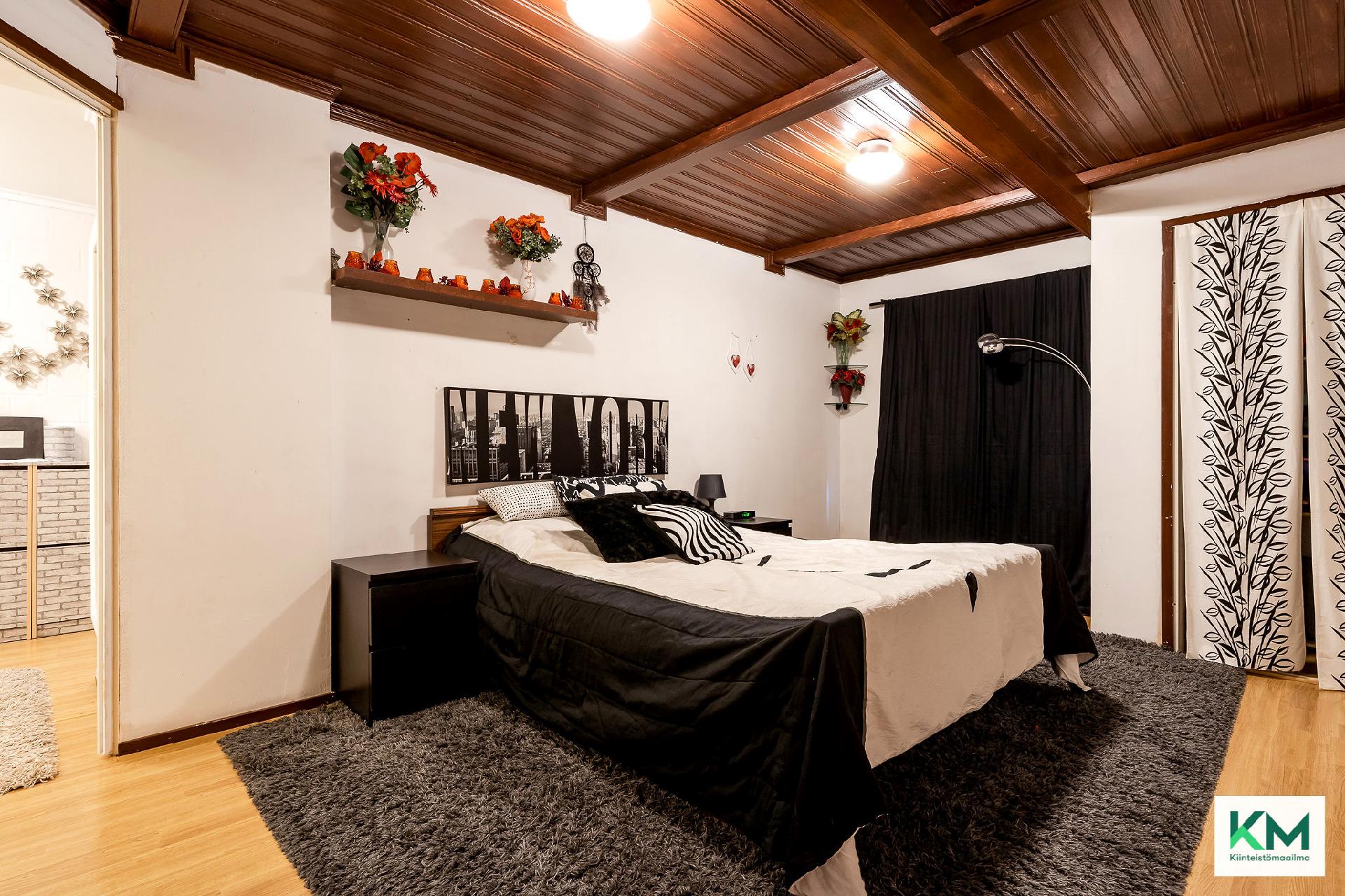 Alakerran makuuhuone/aulatila