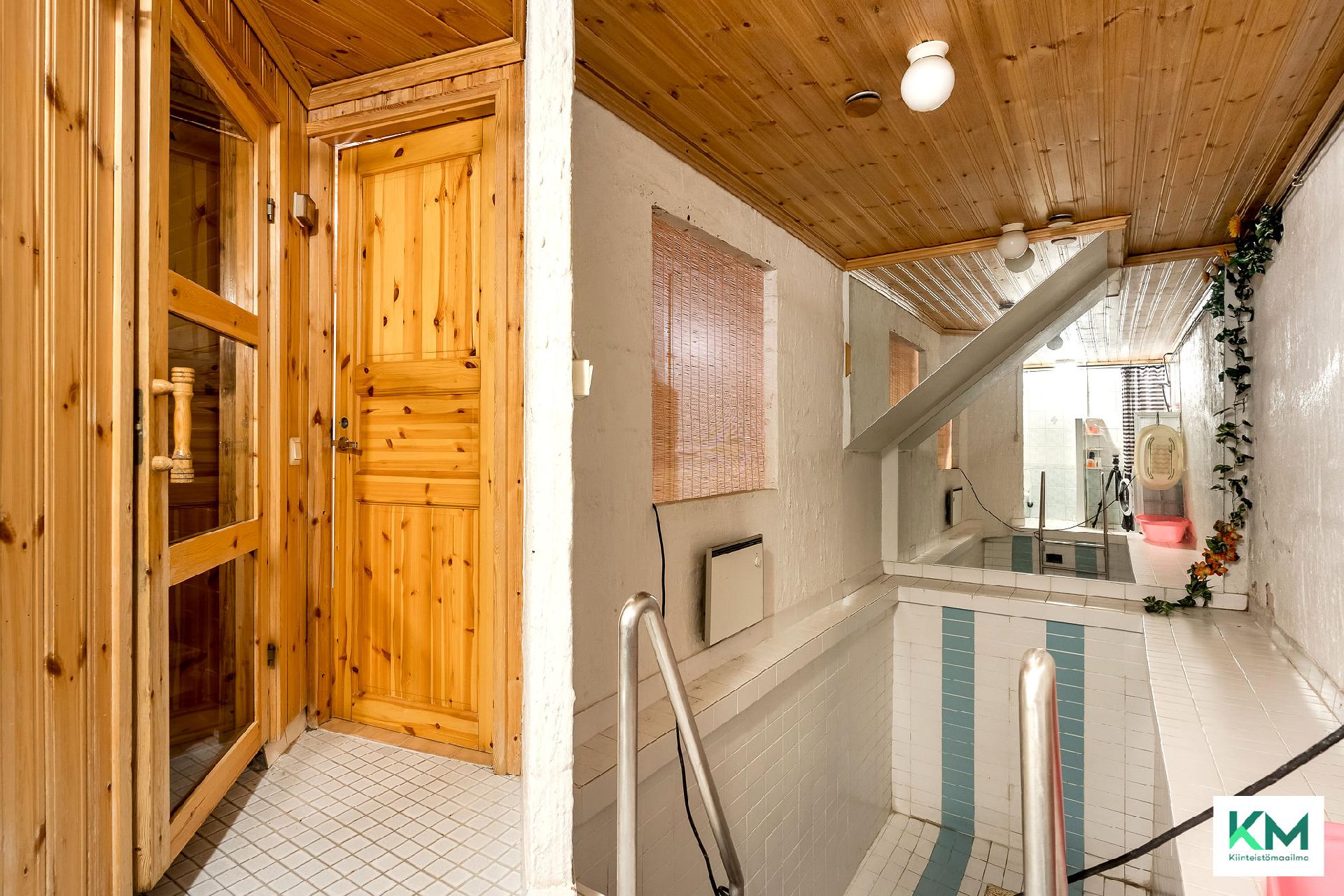 Uima-allas ja saunan ovi