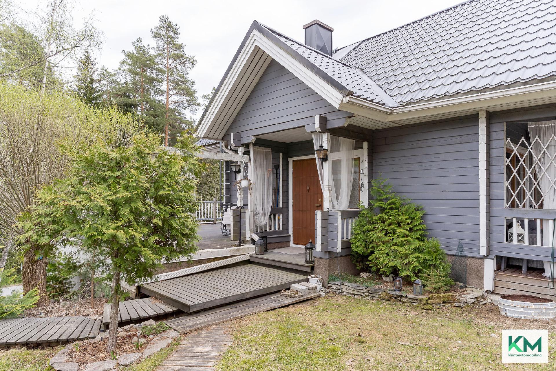 Yläpihan sisäänkäynti