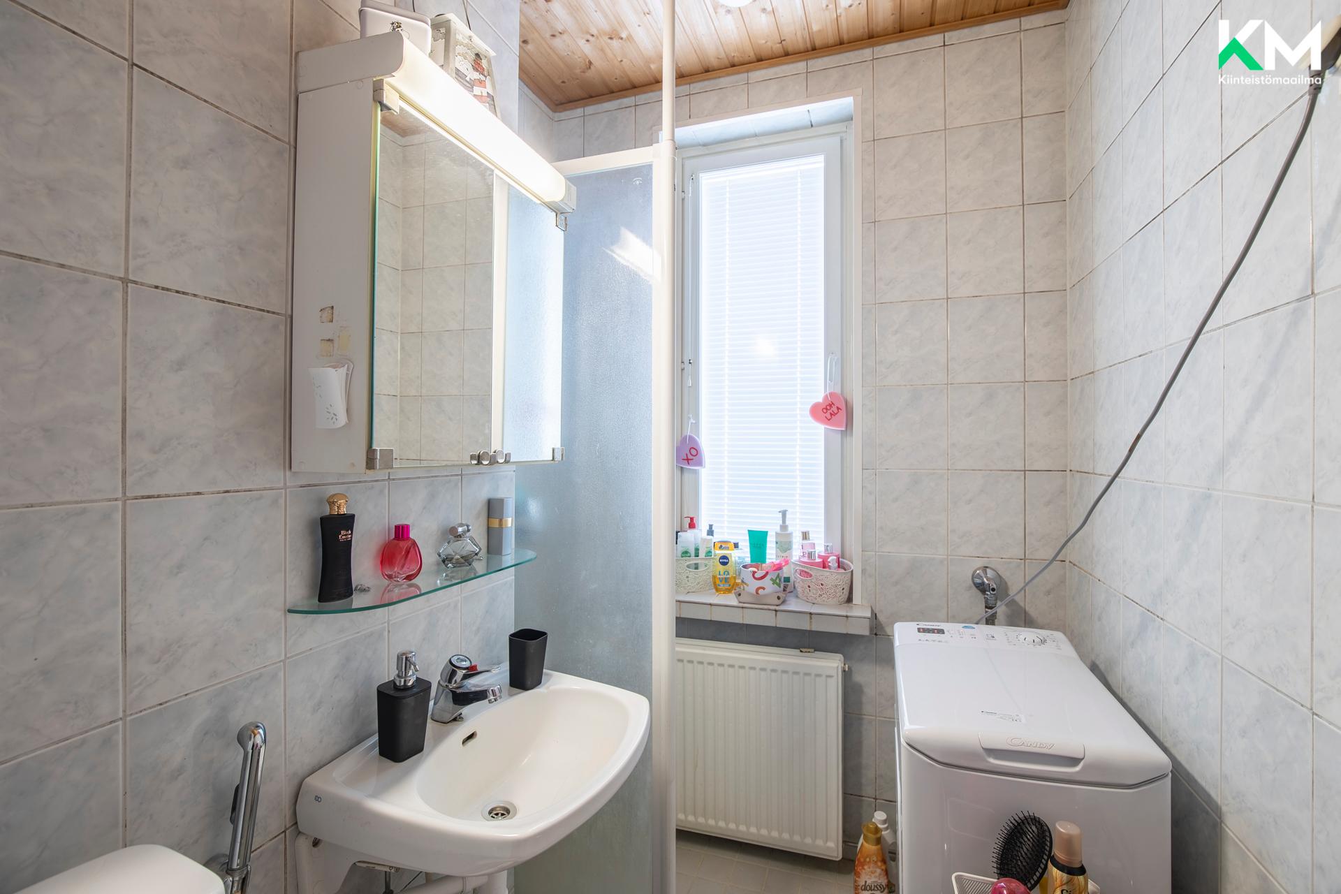 Kompaktissa kylpyhuoneessa on ikkuna