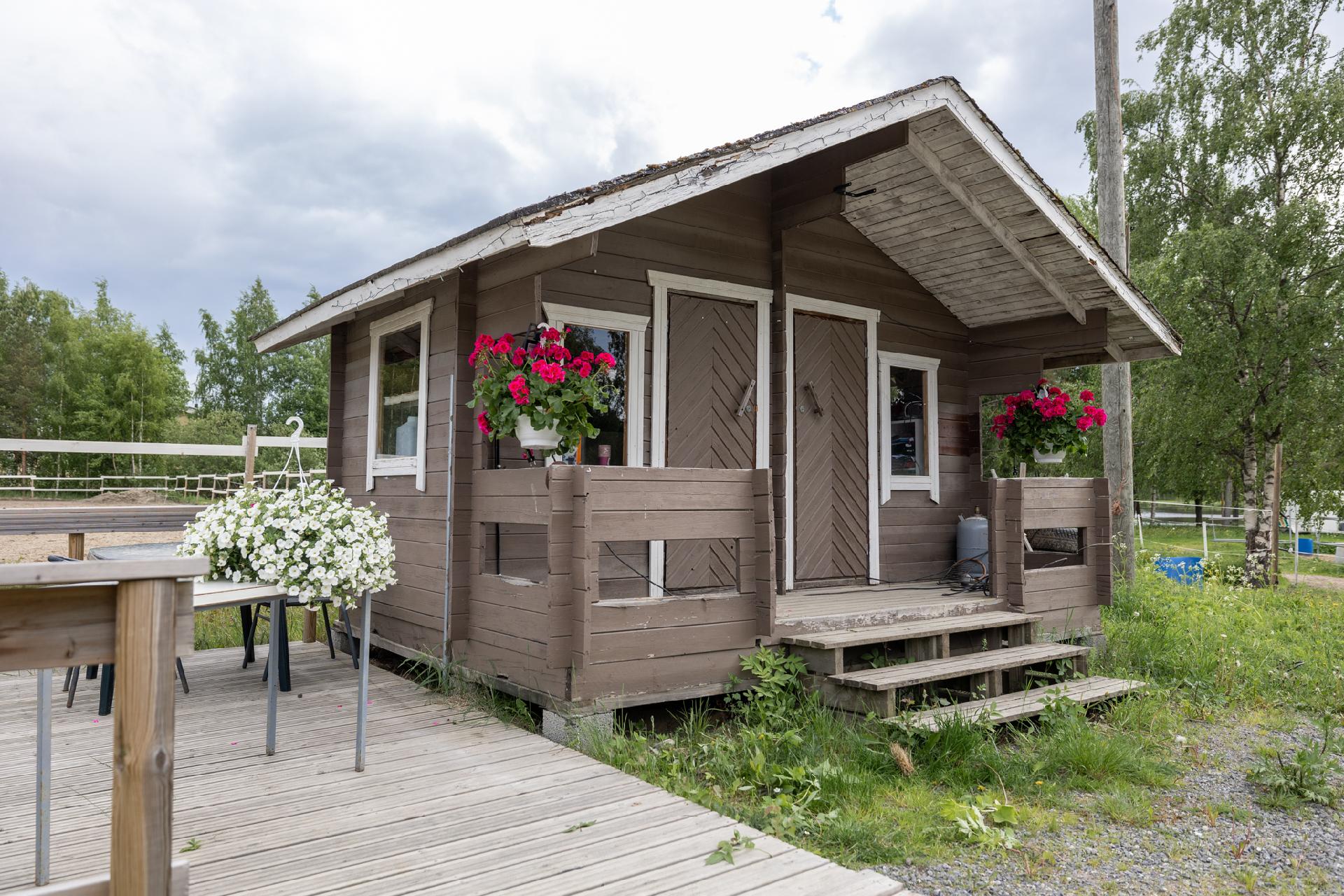 Kentän vieressä kanttiini/toimistorakennus sekä terassi