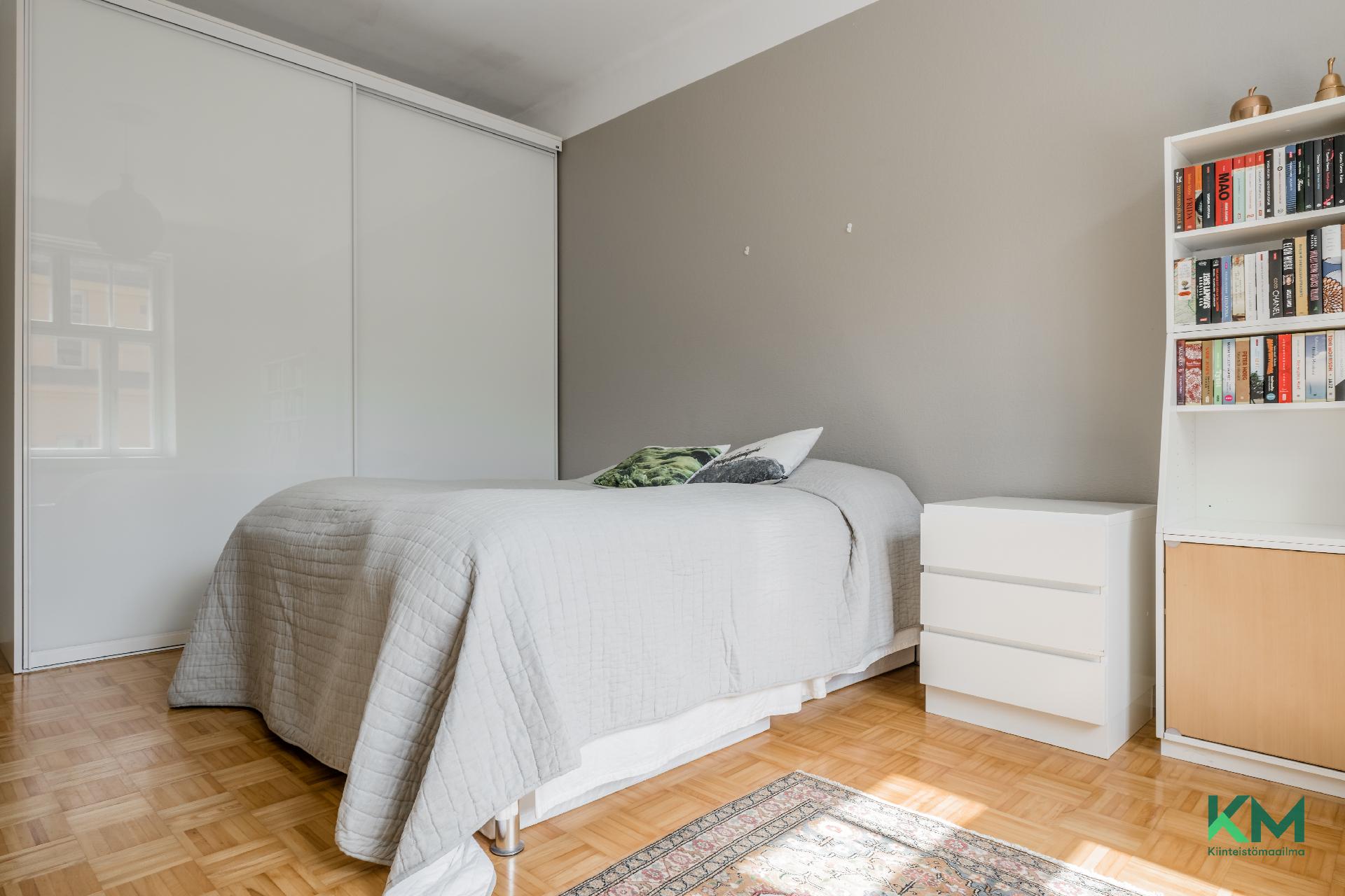 Todella tilava makuuhuone.