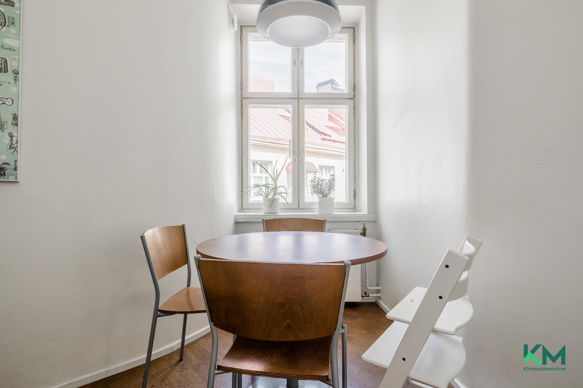 Keittiön ruokailutila.