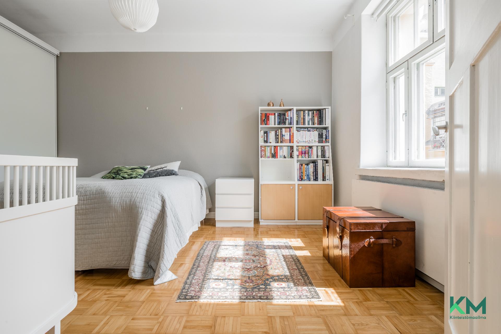 Makuuhuoneeseen mahtuu myös työpöytä.