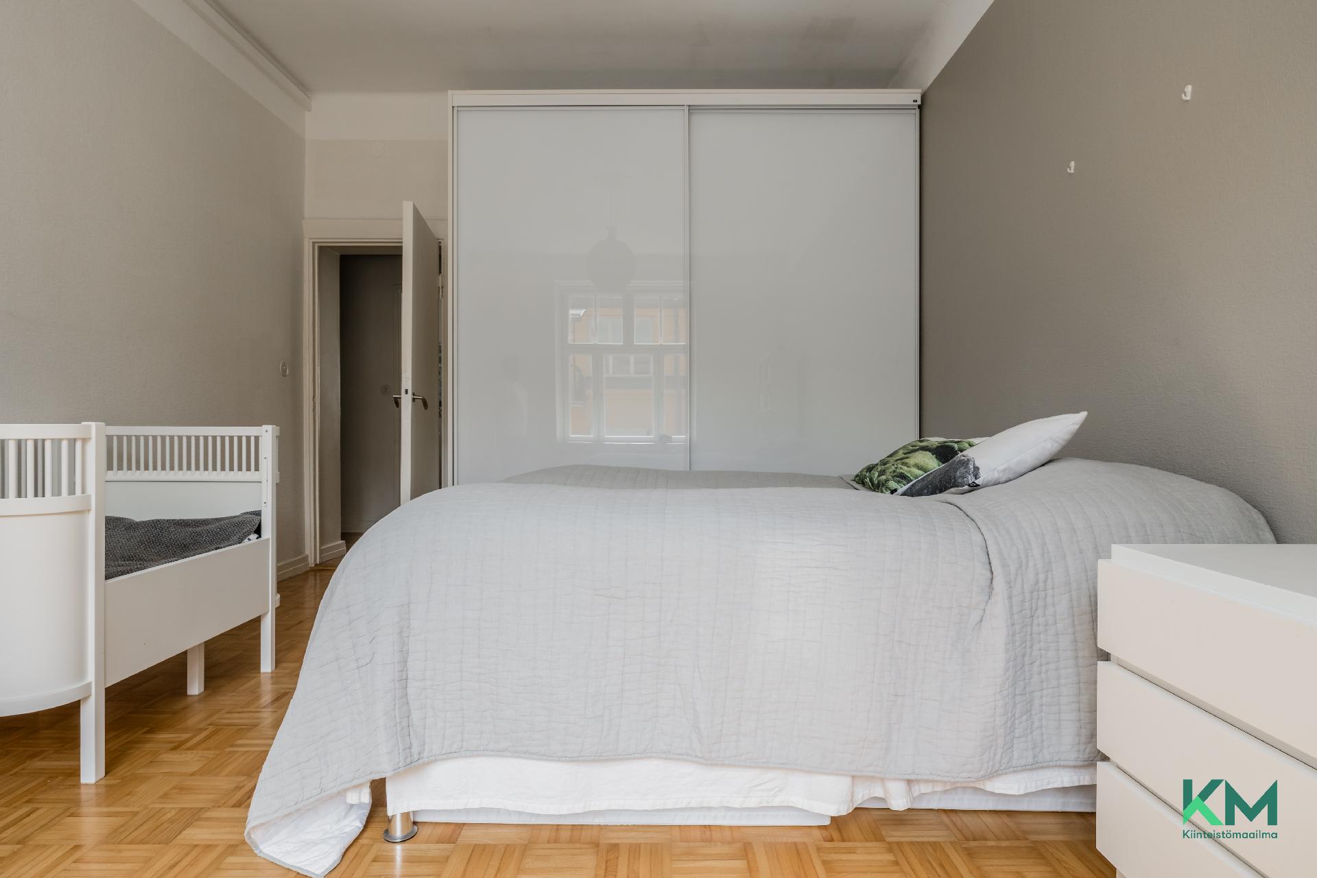 Makuuhuoneessa laadukas Tank-liukuovikaapisto.