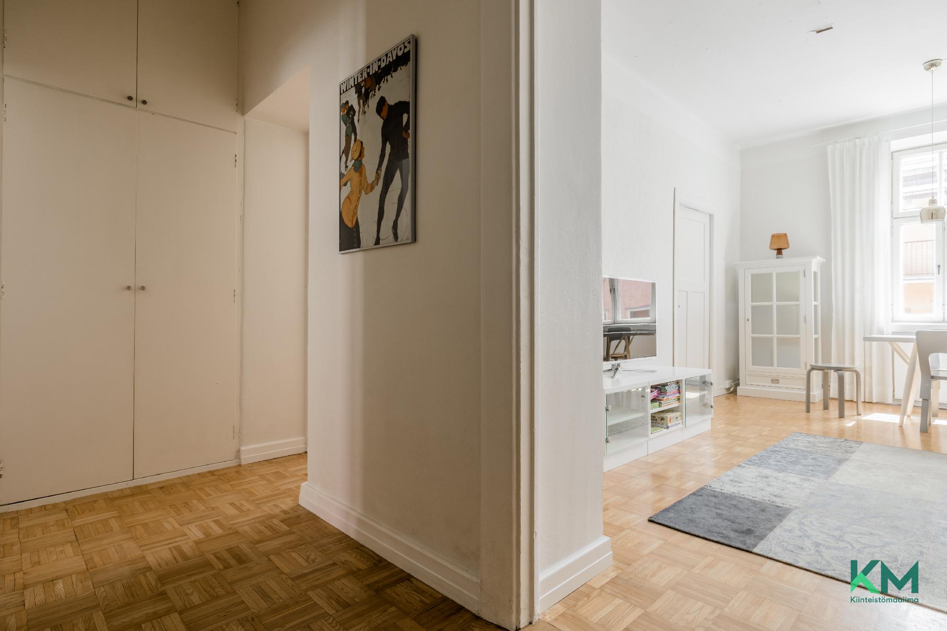 Eteisestä kulku kaikkiin tiloihin.