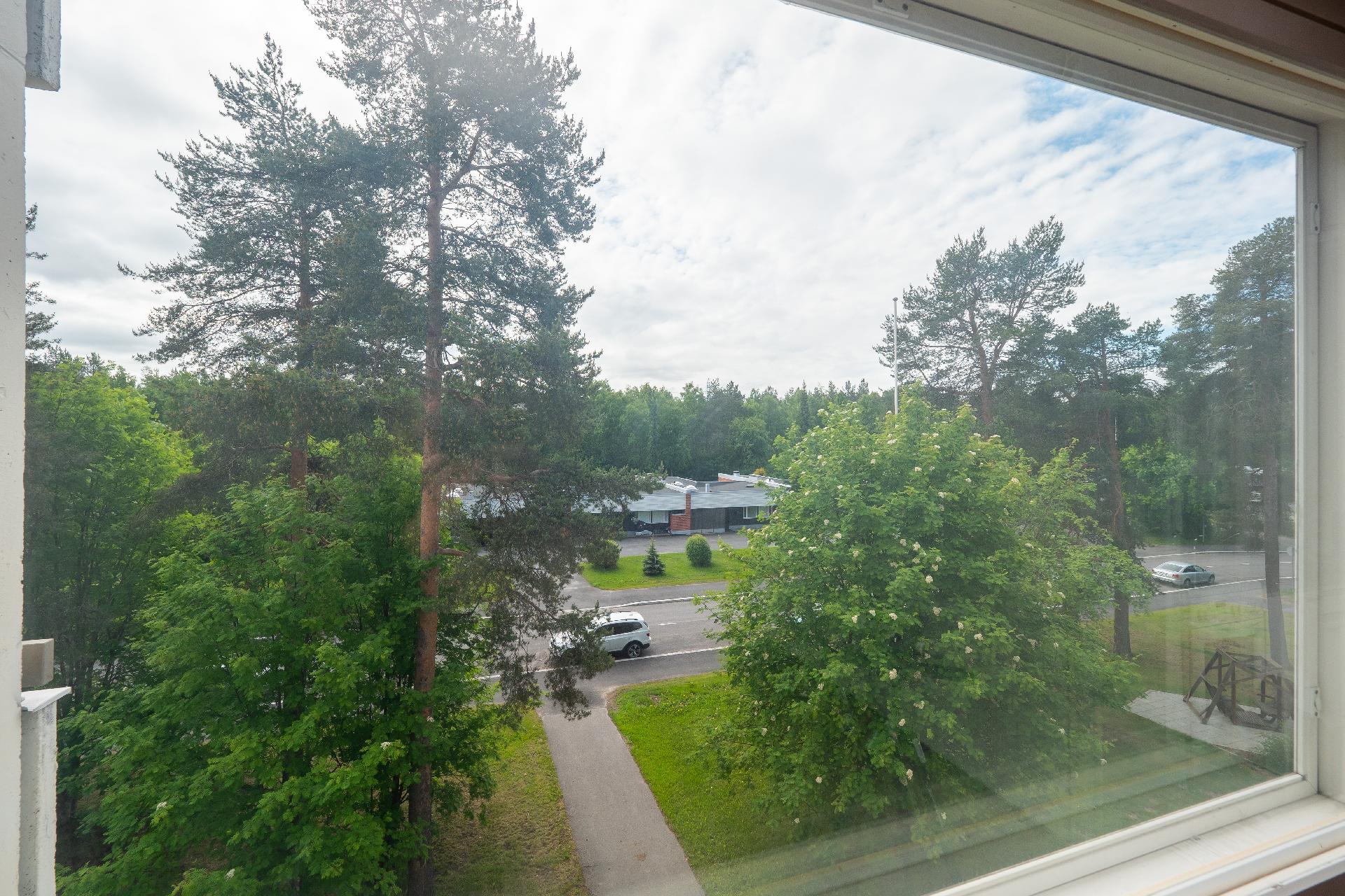 Näkymä olohuoneen ikkunasta.