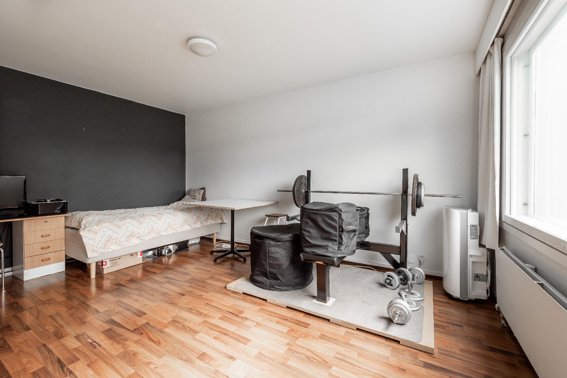 Olohuone, jossa paikka sängylle.