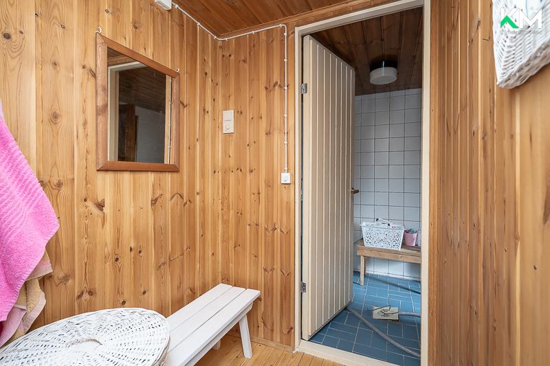 Pukuhuoneen kautta käydään kylpyhuoneeseen.