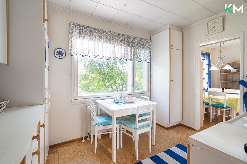 Keittiöön mahtuu sijoittamaan myös arkiruokapöydän.