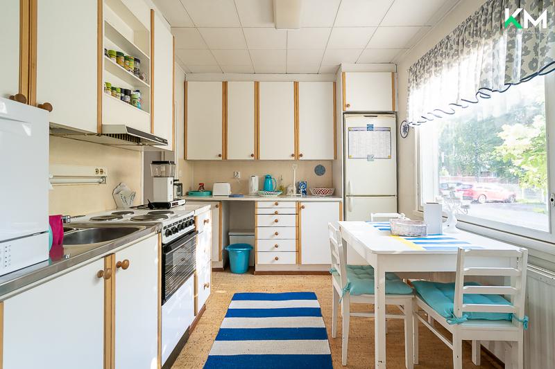 Keittiössä kaapistot ja tasot jakautuvat kahdelle seinämälle. 